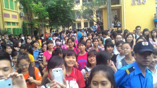 ‘Chui’ vào hộp cát tông để tỏ tình ở ĐH Thương Mại ảnh 2