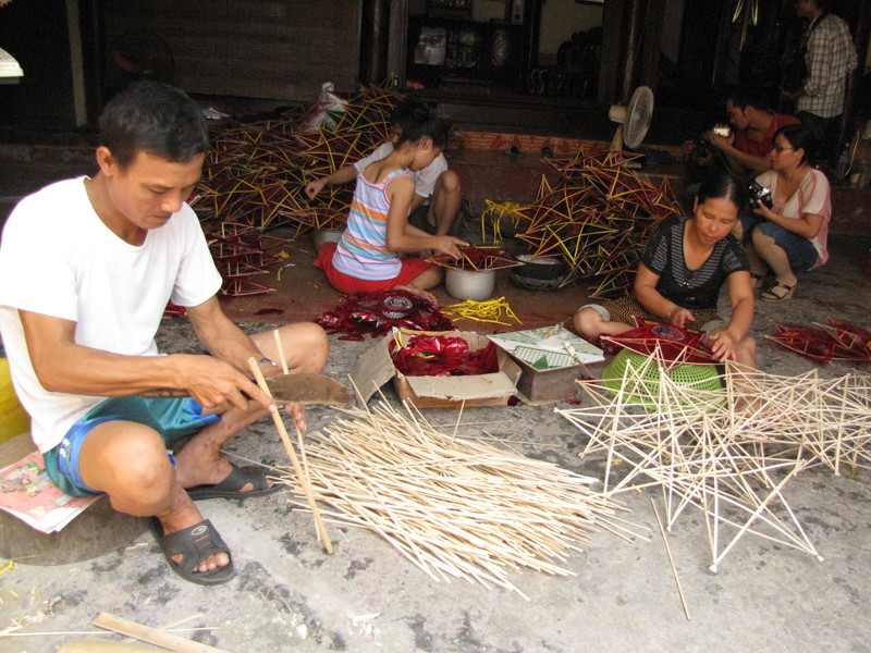 Cả gia đình cùng ra sức làm đèn để kịp chuyến xe chở hàng đi các tỉnh