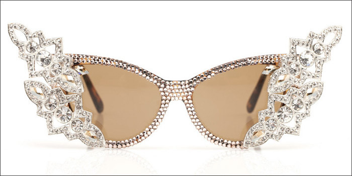 Kính chuồn đính đá quý màu vàng có giá 280 đô la Mỹ Kính mắt màu xám ghi với viền hoa nhựa tinh tế sang trọng có giá 400 đô la Mỹ Kính không số viền đá pha lê đen có giá 280 đô la Mỹ Kính mắt với viền xéo và dây đeo vàng đín lục lặc có giá 300 đô la Mỹ Kính mắt mèo với thiết kế tinh xảo và sang trọng có giá bán 270 đô la Mỹ Chiếc kính này có giá 280 đô la Mỹ Mẫu kính dành cho các ngôi sao với hình vương miện trên gọng được bán với giá 290$ Bạn cần chi 320 usd cho chiếc kính mắt mèo đính ngọc trai sáng loáng này 350 usd là giá cho chiếc kính "trăng sao" ngộ nghĩnh màu đen Những viên pha lê lớn khiến chiếc kính mắt mèo có giá tới 370 usd Kính dành cho các tín đồ thời trang rock-chic với những chiếc đầu lâu độc đáo mang tên Big Cartel có giá 350 usd Chiếc kính tên gọi Bleach có giá 250 usd Mẫu Bootsy_white có giá bán 275 usd Kính Ellington_black được bán với giá 250 usd Kính gọng đính hạt vàng có giá 800 usd Chiếc Lux_black này bạn cần chi 250 usd nếu muốn có nó Một thiết kế hoàn hảo mang têb Phillips_pastel, nó có giá 250 usd Chiếc Rockstar_gold được bán với giá 250 usd