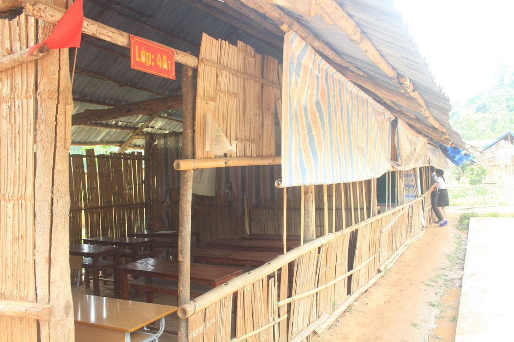 Nhiều lớp học ở Nà Khoa, Mường Nhé vẫn còn phải dựng bằng tranh tre nứa lá