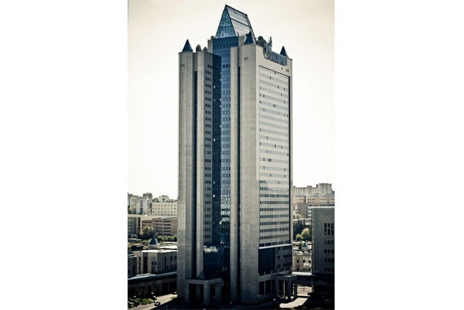 Tập đoàn khí đốt khổng lồ Gazprom của Nga hiện đang đặt trụ sở tại cao ốc ở Moscow này. Tuy nhiên, Gazprom đang có kế hoạch xây một tháp trụ sở khác có hình ngọn lửa ở St. Petersburg