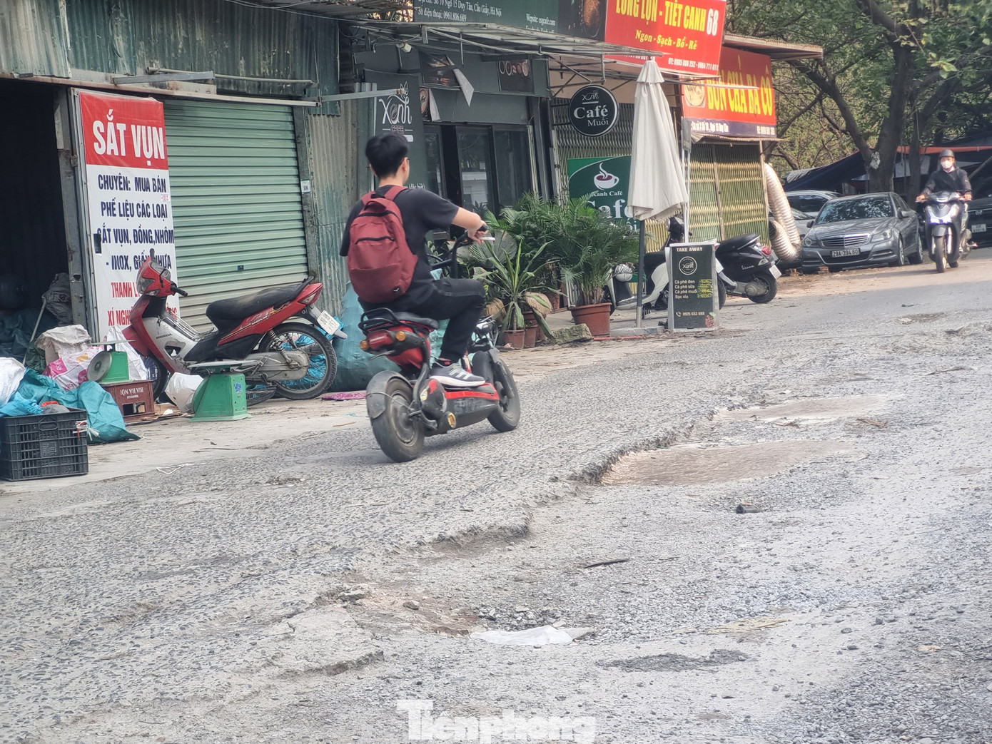 Một người kinh doanh ở đoạn đường này cho biết, mặt đường mấp mô, đầy ổ gà khiến nhiều người gặp tai nạn giao thông.