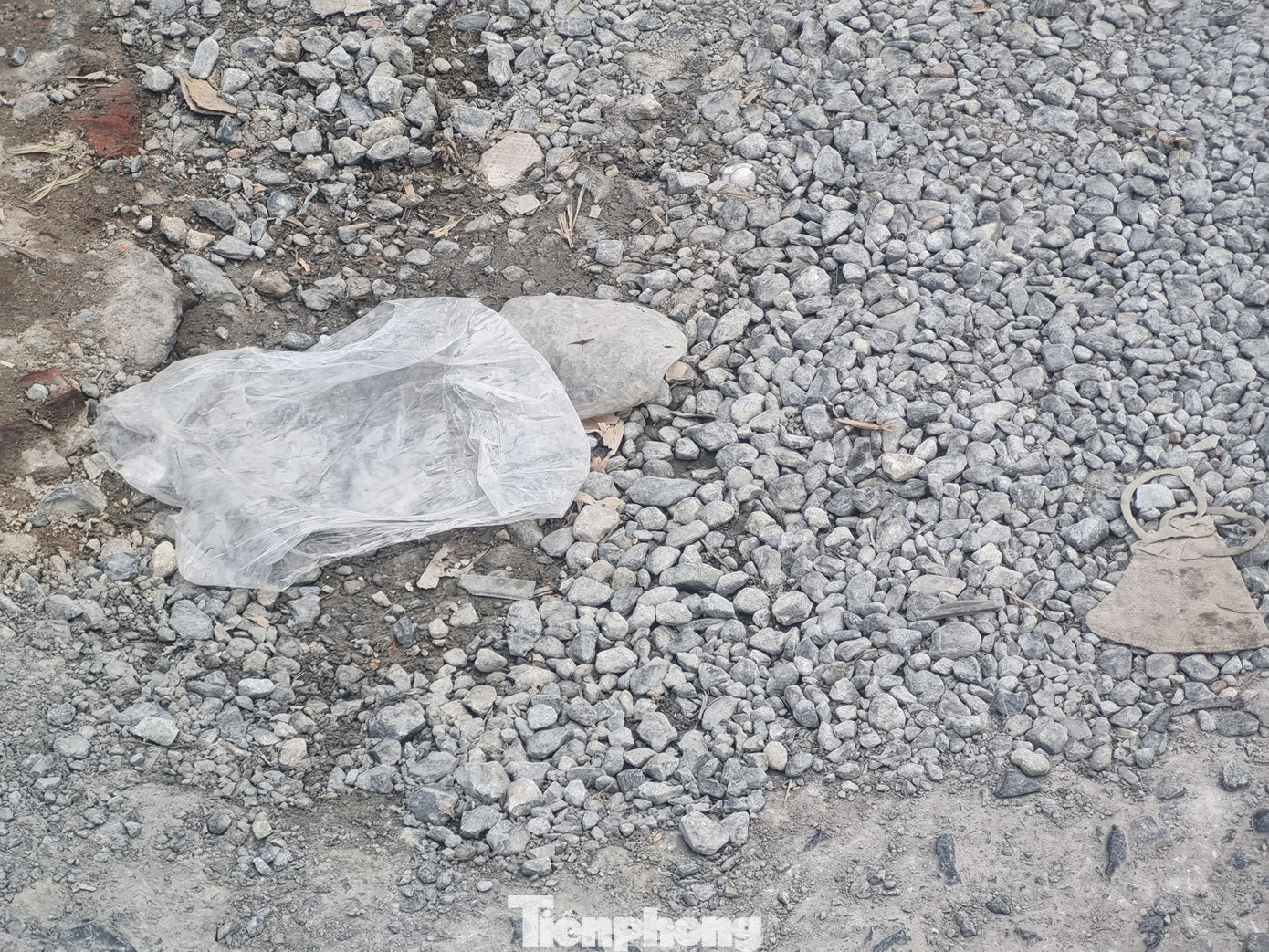 Mỗi khi trời nắng, các phương tiện di chuyển gây ra bụi bặm; còn khi trời mưa đường bị ngập khiến giao thông tê liệt, tiềm ẩn nguy cơ mất an toàn giao thông, không bảo đảm vệ sinh môi trường.