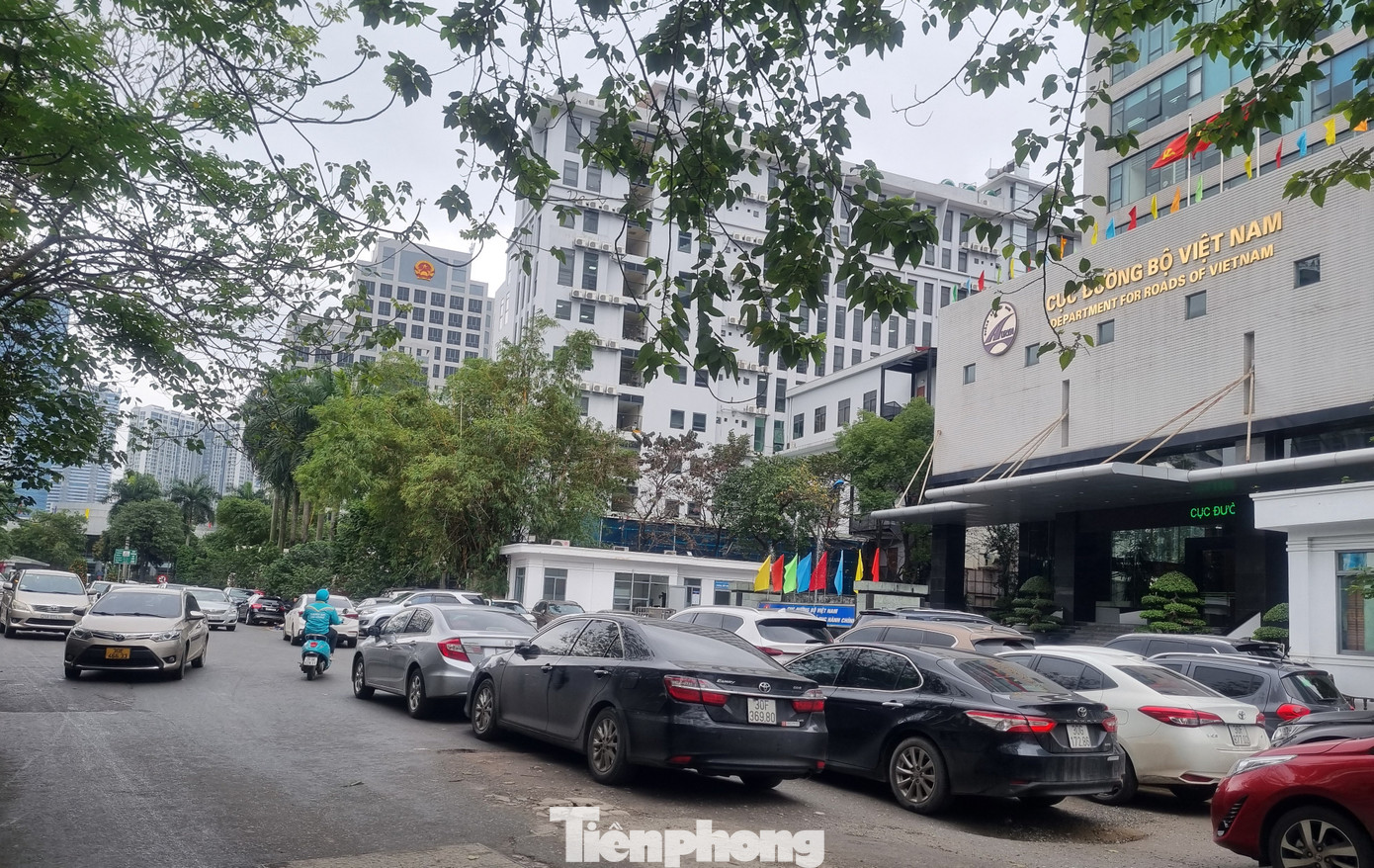 Theo tìm hiểu của phóng viên, đoạn đường qua trụ sở liên cơ quan Cục Đường bộ Việt Nam chỉ dài khoảng 200m, nối liền giữa quận Cầu Giấy và quận Nam Từ Liêm, thuộc dự án xây dựng và đấu nối hạ tầng kỹ thuật ô đất D20, Khu đô thị mới Cầu Giấy, do UBND quận Cầu Giấy làm chủ đầu tư, được khởi công xây dựng từ tháng 11/2020.