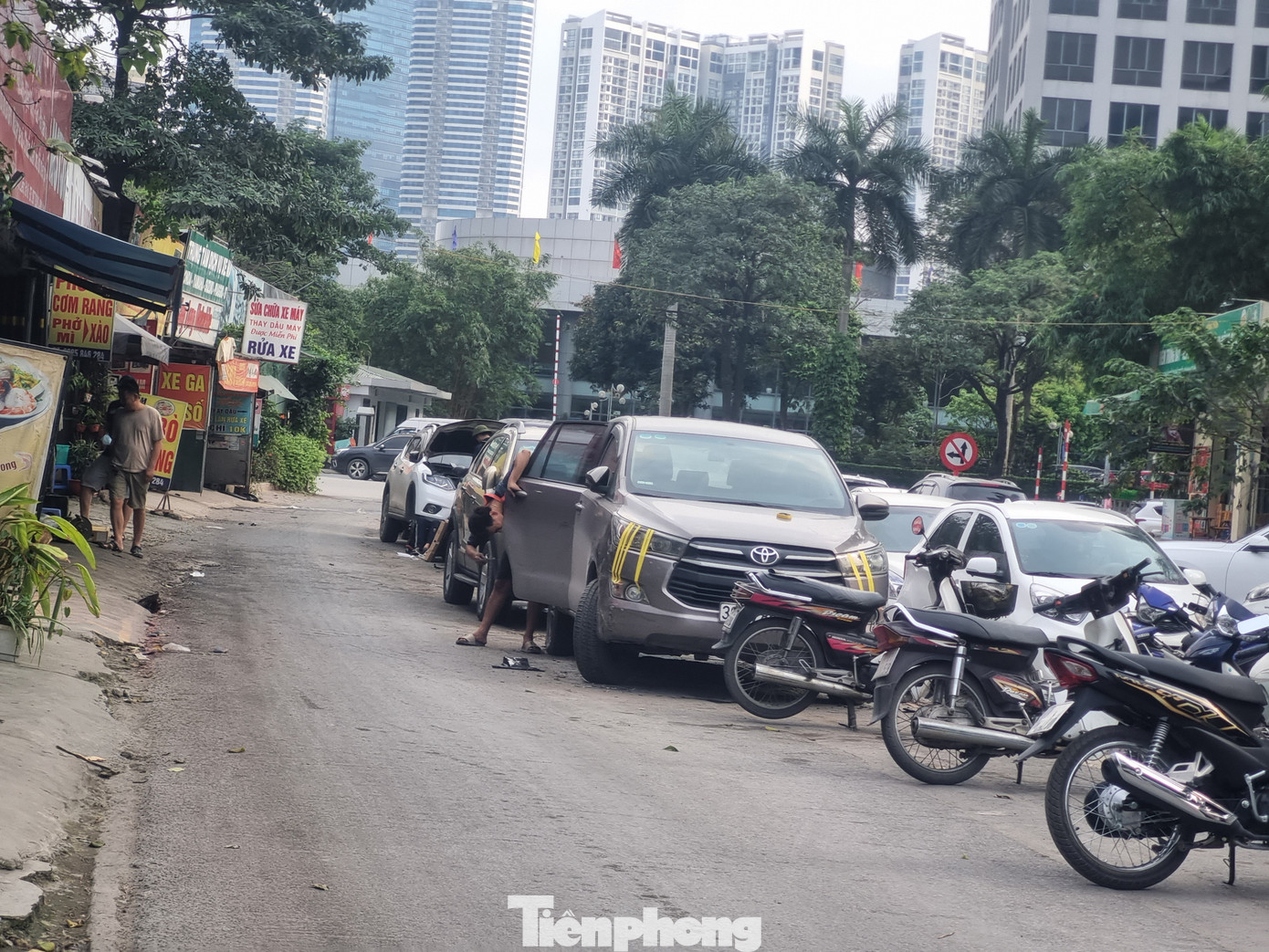 Theo quan sát của phóng viên, đoạn đường này có nhiều cơ quan, công sở, mật độ dân cư đông đúc, lưu lượng người tham gia giao thông lớn, nhất là những khung giờ cao điểm. Trong các công sở, Cục Đường bộ Việt Nam thường xuyên có khách trong và ngoài nước. Tại Cục này có một địa điểm cấp đổi giấy phép lái xe nên lượng người và phương tiện rất đông. Việc đoạn đường không được hoàn thành ảnh hưởng rất lớn đến việc đi lại của mọi người, gây mất an toàn giao thông.