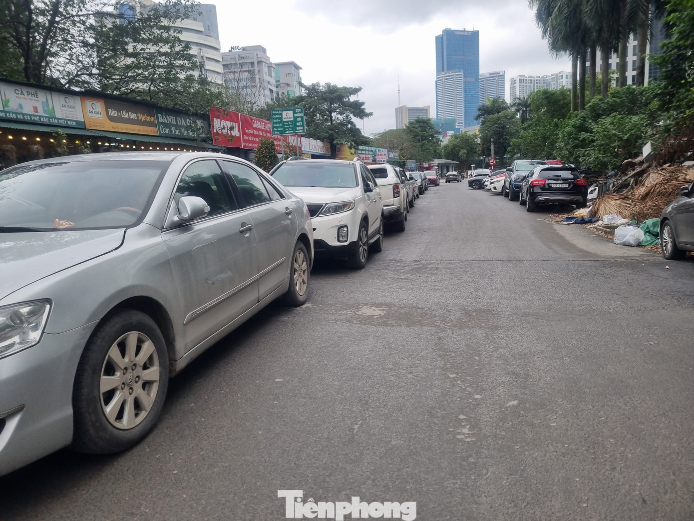 Dự án dang dở, nên các gara sửa chữa xe ô tô, dịch vụ trông giữ xe ô tô chiếm dụng để xe kín lòng đường, chỉ để lại hai lối nhỏ lưu thông, gây cản trở giao thông.