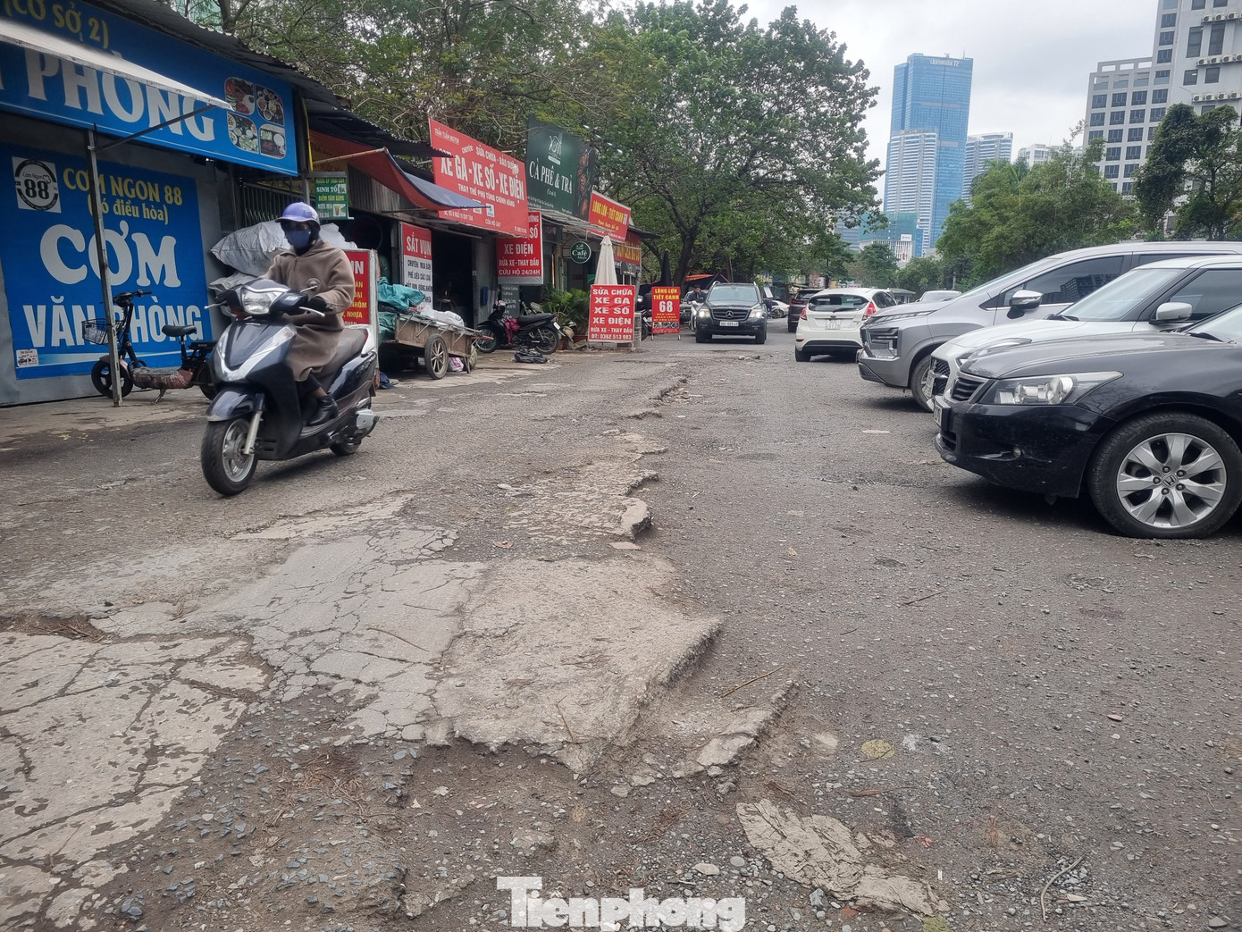 Hiện tại, phần nền đường mấp mô, mặt đường bong tróc lởm chởm đá, không đảm bảo an toàn giao thông.