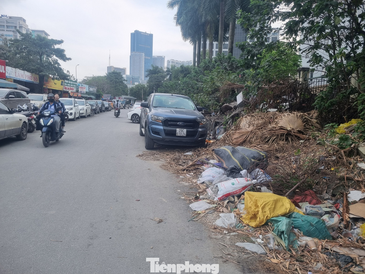 Vì đoạn đường trước mặt cơ quan quản lý đường bộ của cả nước, nên nhiều người đặt câu hỏi, tại sao con đường ngay trước mặt của cơ quan này lại để nhếch nhác, mất an toàn, thiếu mỹ quan đô thị trong nhiều năm mà không được xử lý dứt điểm?