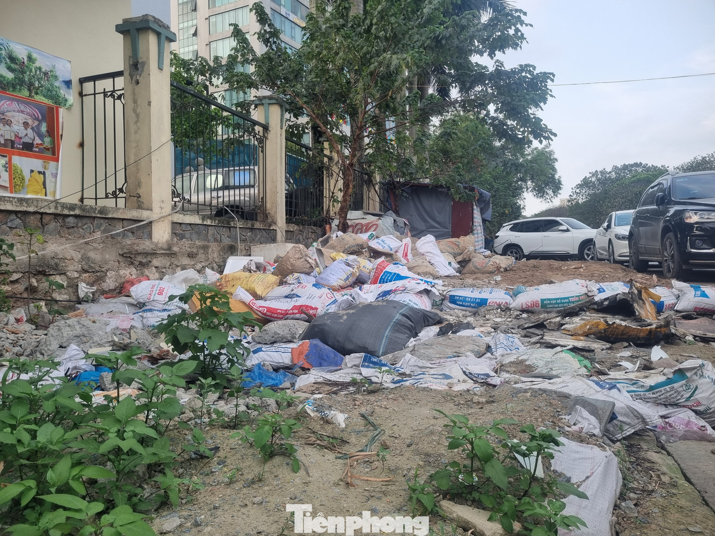 &quot;Nhiều đoàn khách quốc tế đến làm việc họ ngao ngán với cảnh tượng này. Những hình ảnh không tốt đã phần nào ảnh hưởng đến uy tín của ngành quản lý đường bộ Việt Nam trong mắt bạn bè, đối tác&quot;, cán bộ này cho hay.