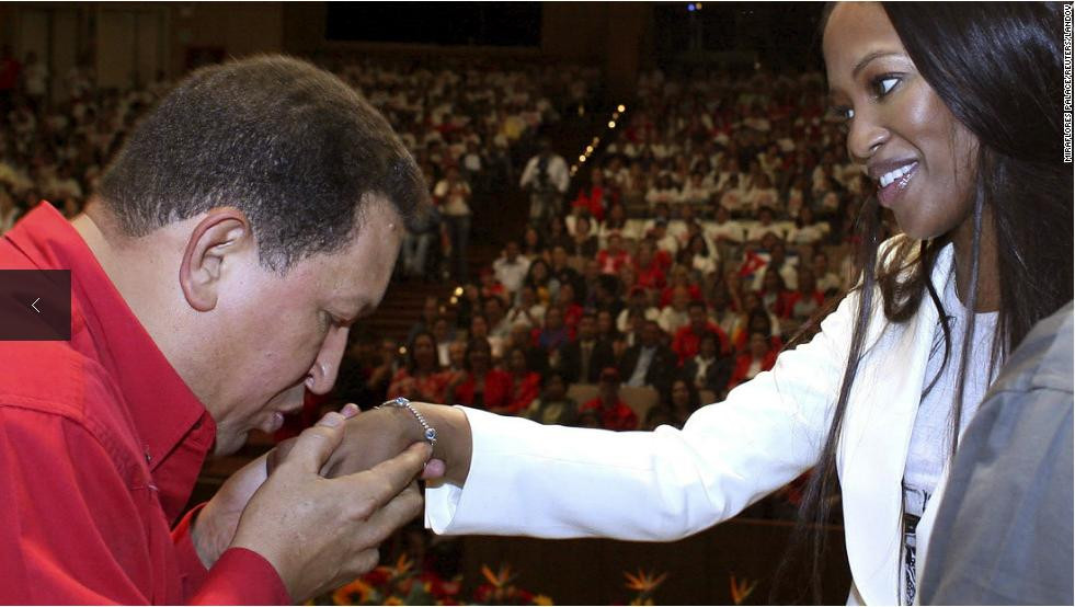 Tổng thống Hugo Chavez hôn tay siêu mẫu người Anh Naomi Campbell trong lần gawph tại thủ đô Caracas hôm 31- 10 - 2007