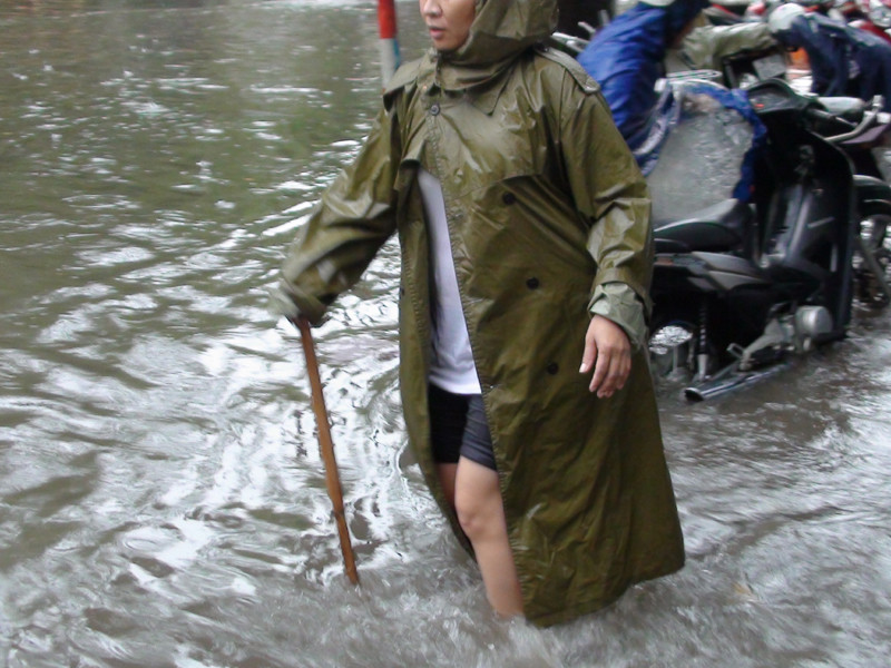 Thăm dò độ sâu trên phố cho... chắc chân