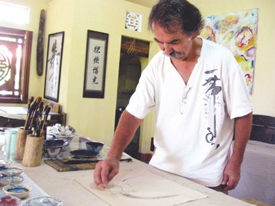 Jean Cabane với niềm đam mê tranh giấy dó. Ảnh: H. Văn