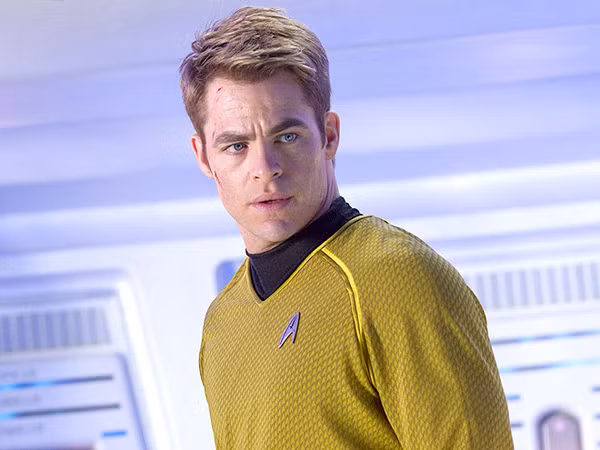 Chàng thuyền trưởng James T. Kirk (Chris Pine đóng) tái xuất với cuộc truy tìm kẻ có vũ khí hủy diệt hàng loạt trong 