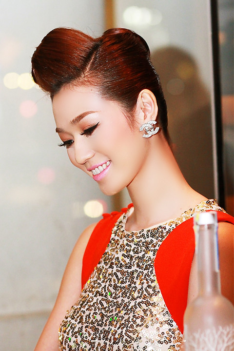 Nữ người mẫu khá đắt show event tại TP. HCM nhờ phong cách thời trang sang trọng mà vẫn gợi cảm