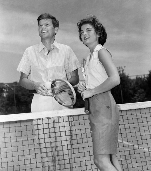 Chuẩn bị chơi tennis vào dịp cuối tuần ở Hyannis, Massachusetts 27/6/1953