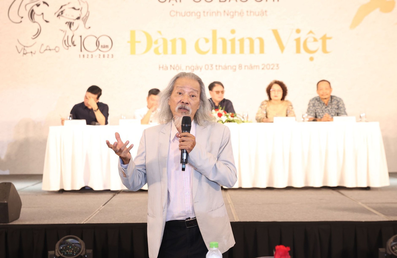 Nhà thơ, họa sĩ Văn Thao thay mặt gia đình nhạc sĩ cảm ơn BTC chương trình