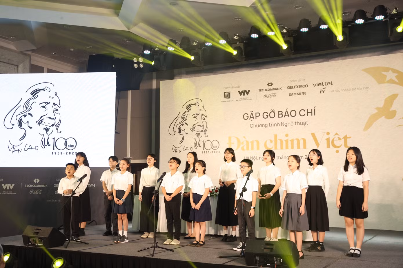 Tốp ca thiếu nhi hát Tiến quân ca trong buổi họp công bố Đàn chim Việt.