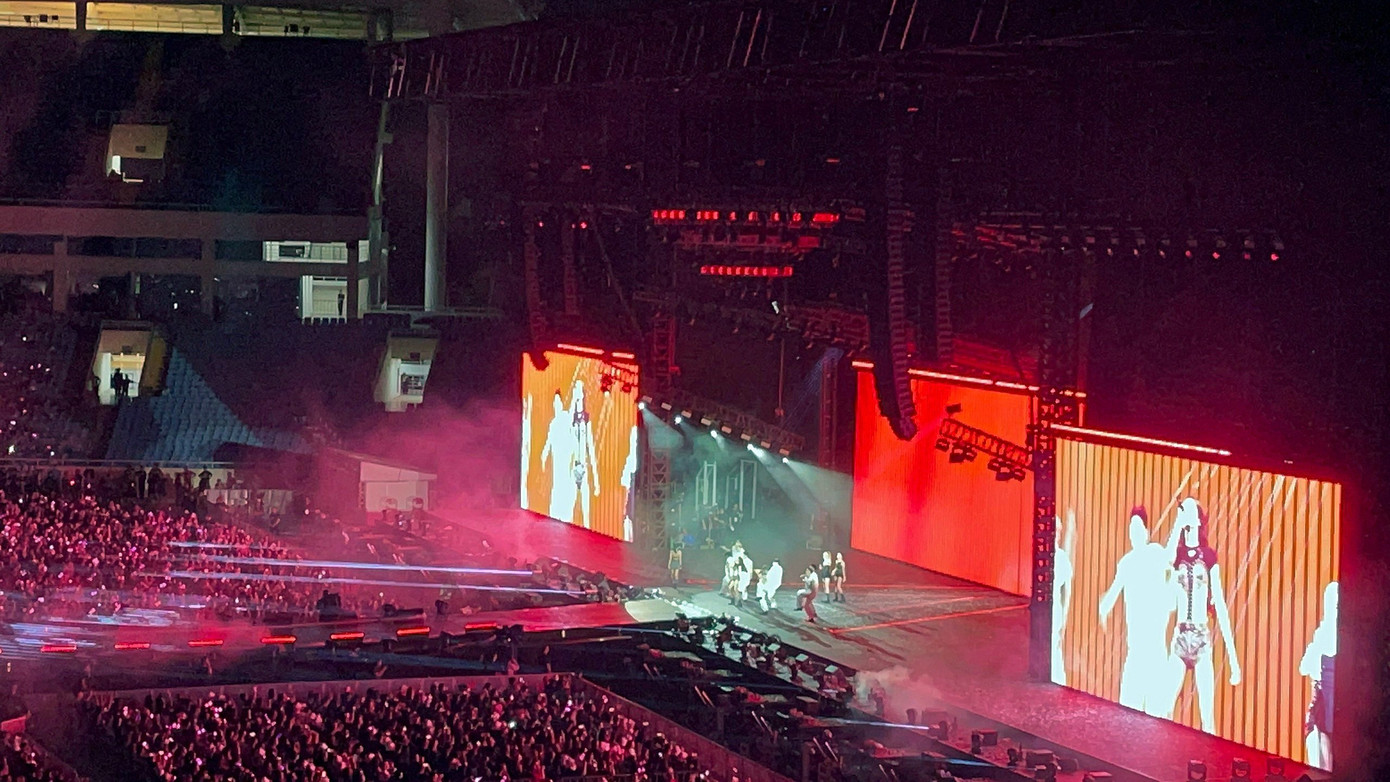 BlackPink là những nghệ sĩ đầu tiên lấp đầy SVĐ Mỹ Đình liền trong hai đêm. Ảnh: Hoàng Mạnh Thắng.