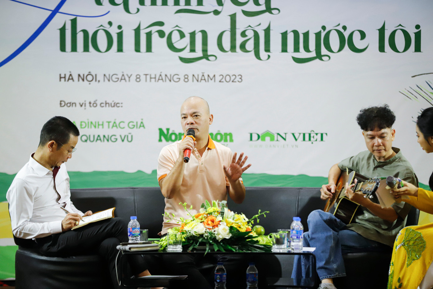 Nhạc sĩ Nguyễn Lê Tâm (giữa) đóng góp 2 ca khúc Nhà chật và Phố ta. Ảnh: BTC