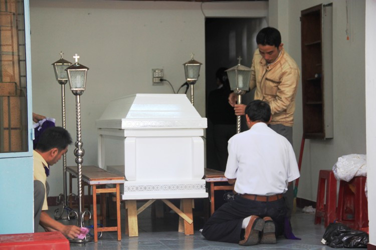 1.	10 giờ sáng 26/12, thi thể Triều Tiên chuyển về nhà, trong con hẻm nhỏ kiệt 136 Thái Thị Bôi. Gia đình, người thân tiếc thương khâm niệm vào cỗ quan màu trắng. Theo ông Trần Hiếu, bố nạn nhân, Tiên từ nhỏ thích màu trắng, thể hiện sự trong trắng, ngay thơ của thiếu nữ mới ngoài đôi mươi. Đây cũng là “tấm áo” theo Tiên về bên kia thế giới.