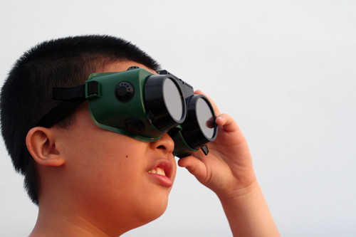  Nhiều em nhỏ thích thú quan sát hiện tượng thiên nhiên kỳ thú.