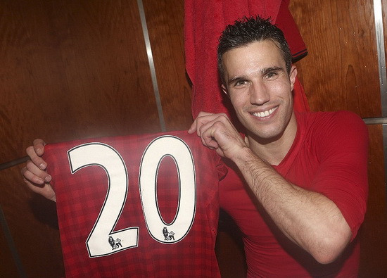 Van Persie khoe chiếc áo mang số 20. Số áo anh mang trên lưng và cũng là số áo đánh dấu cột mốc 20 chức vô địch Anh cho M.U