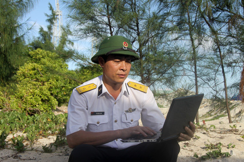 Ở đảo Sơn Ca, trung tá Vũ Hùng Lâm, trưởng ban thanh niên Bộ tư lệnh Hải quân vẫn có thể kiểm tra thư và làm việc với đất liền cách hàng trăm hải lý