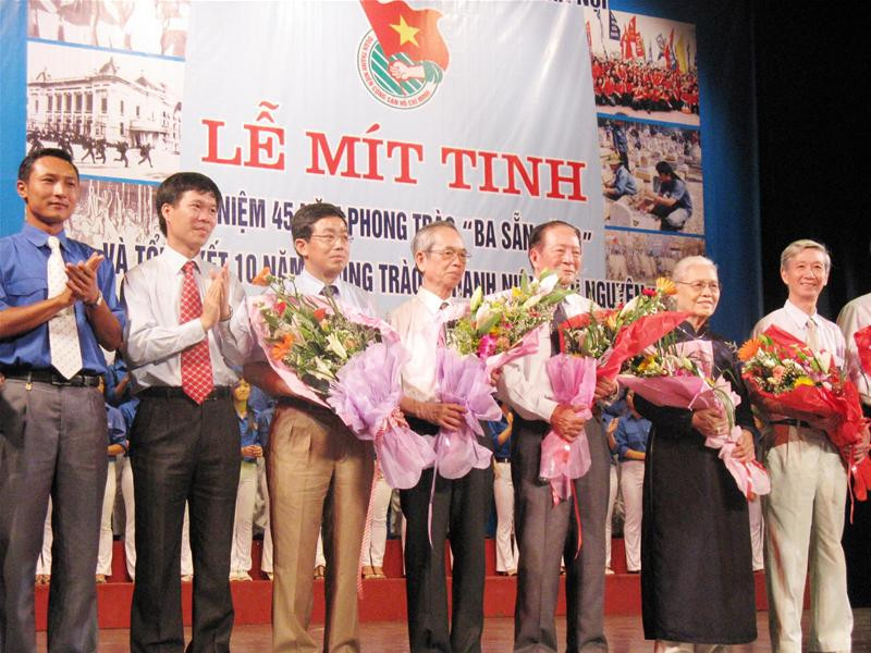 Bí thư Thứ nhất T.Ư Đoàn Võ Văn Thưởng (thứ hai từ trái sang) tặng hoa các bậc lão thành cách mạng - nhân chứng lịch sử thời kỳ Ba sẵn sàng