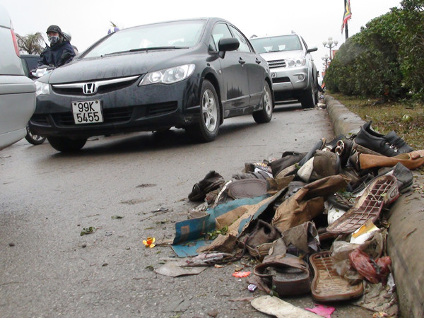 Giày dép bỏ lại sau đêm khai Ấn