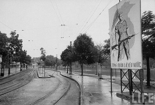 Đường phố gần như không có người qua lại. Dường như, tất cả đang chờ đợi khoảnh khắc lịch sử khi Thủ đô hoàn toàn được giải phóng