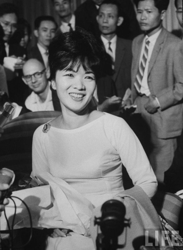 Trần Lệ Xuân trả lời phỏng vấn ở sân bay Tân Sơn Nhất. Trần Lệ Xuân trả lời phỏng vấn ở sân bay Tân Sơn Nhất