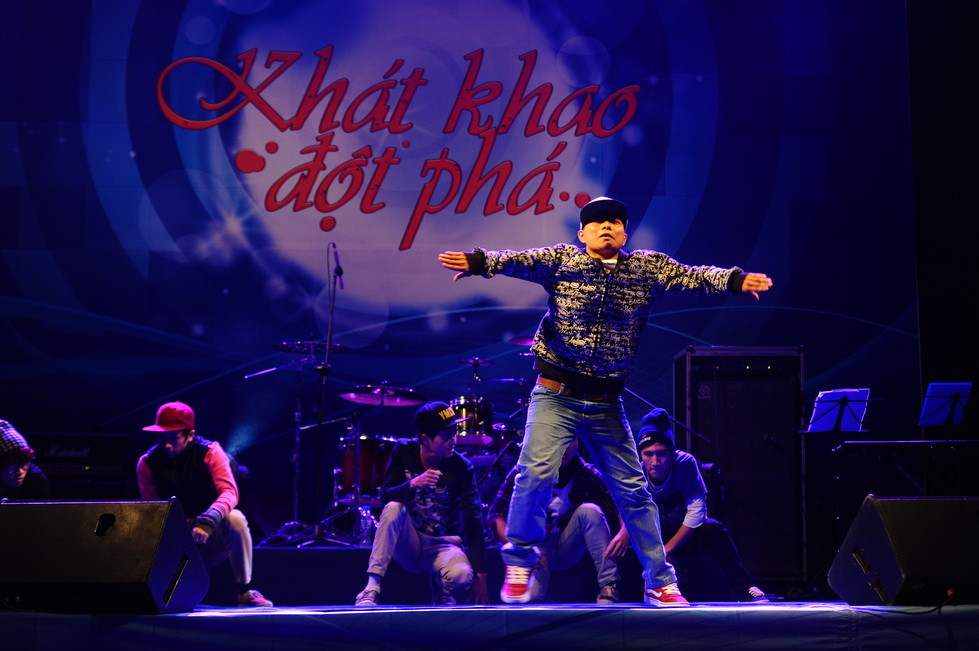 Chương trình được khởi động với màn nhảy hiphop sôi động của chính các bạn sinh viên