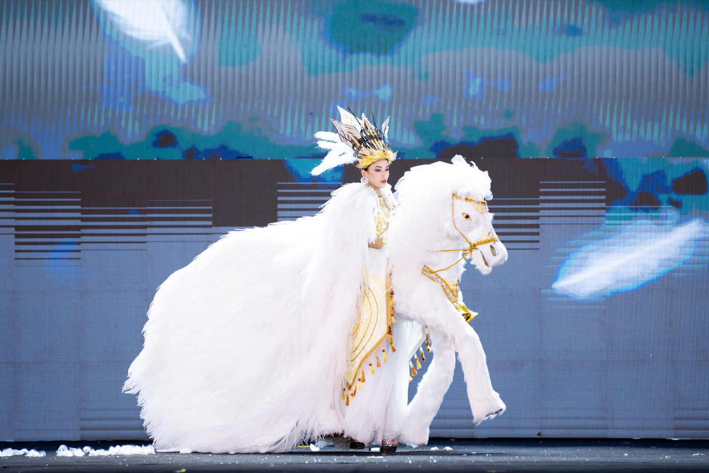 Các thiết kế trình diễn trong đêm thi National Costume của cuộc thi Hoa hậu Hòa bình Việt Nam 2024.