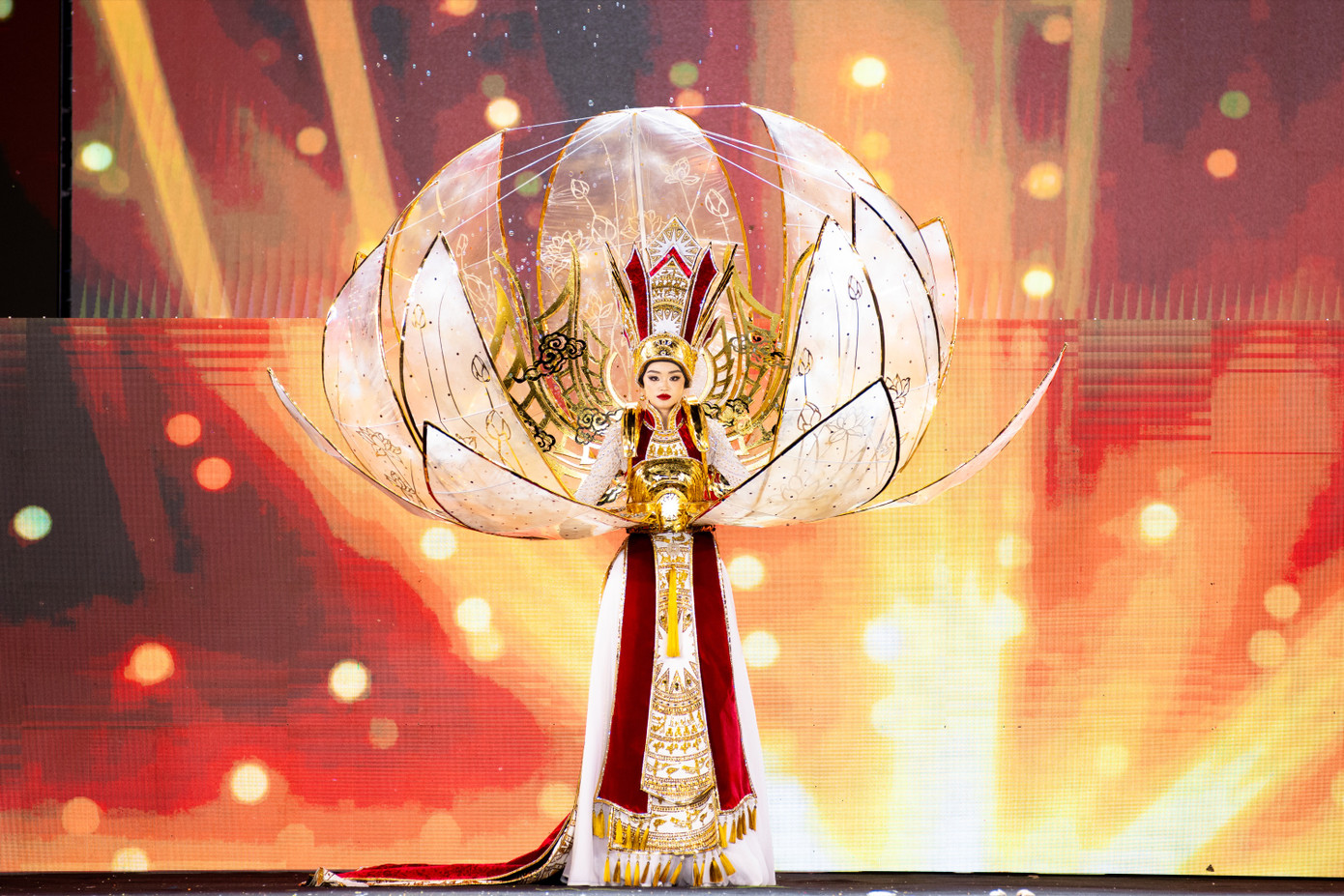 Các thiết kế trình diễn trong đêm thi National Costume của cuộc thi Hoa hậu Hòa bình Việt Nam 2024.