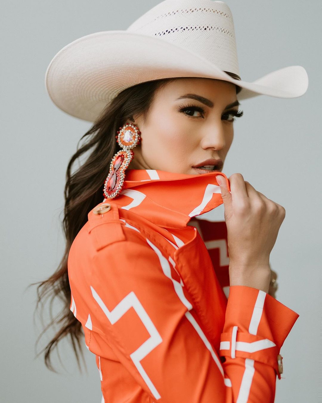 Ashley Callingbull năm nay 34 tuổi, có bố mẹ là người thổ dân First Nations đang sinh sống ở Canada.