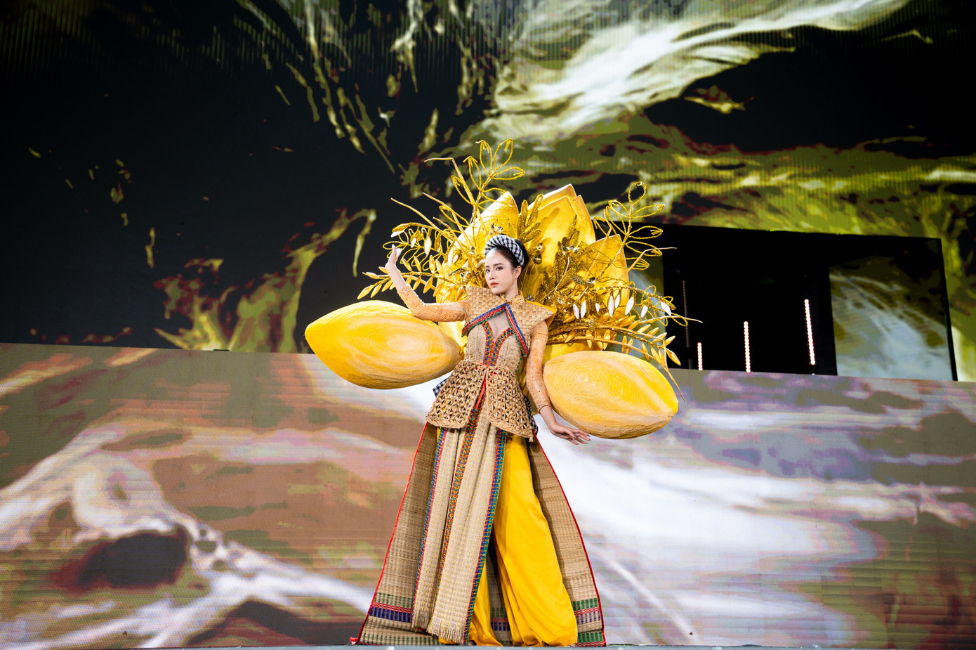 Các thiết kế trình diễn trong đêm thi National Costume của cuộc thi Hoa hậu Hòa bình Việt Nam 2024.