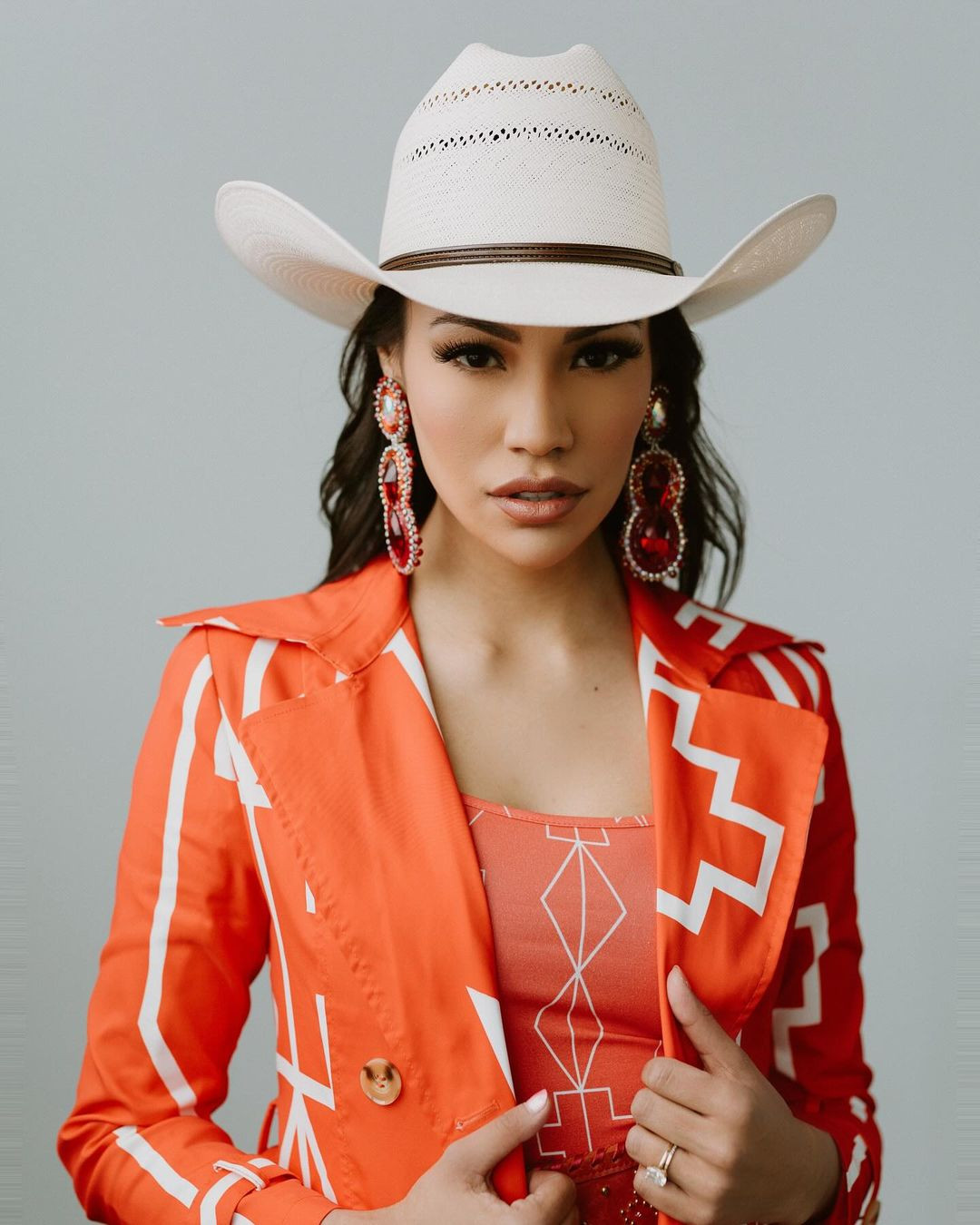 Ashley Callingbull năm nay 34 tuổi, có bố mẹ là người thổ dân First Nations đang sinh sống ở Canada.