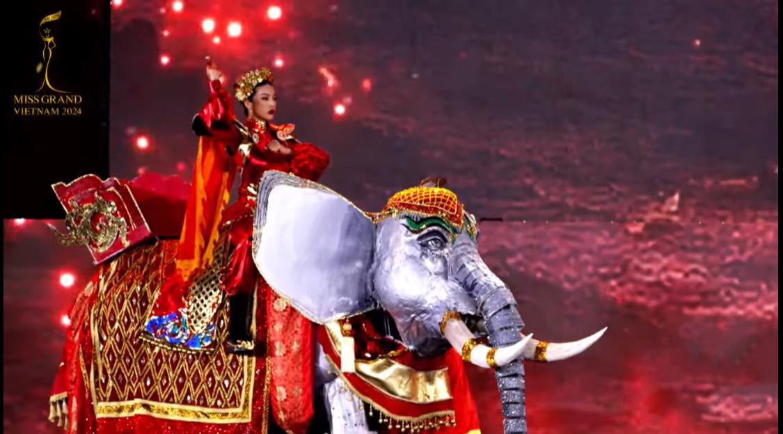 Thí sinh Bùi Lý Thiên Hương trong phần trình diễn bộ trang phục Trưng Vương.