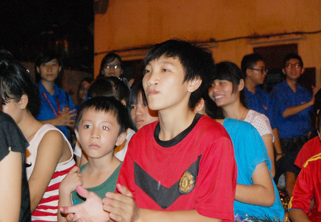 Các em nhỏ được thỏa thích tham gia các tiết mục văn nghệ, trò chơi, rước đèn ông sao, được hóa thân mình vào “chú Cuội, chị Hằng” và đặc biệt là được phá cỗ Trung thu do các thành viên trong đội tình nguyện chuẩn bị