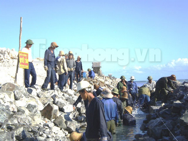 Giữa muôn trùng sóng gió biển khơi
