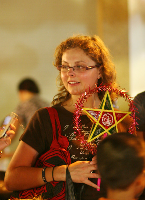 Đèn ông sao, Tết trung thu Việt Nam cũng hấp dẫn bạn trẻ nước ngoài