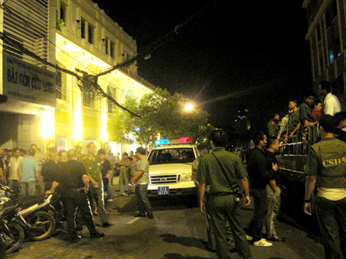 Cảnh sát bao vây chốt chặn đường Hồ Hướng Nghiệp và Công Trường Mê Linh để kiểm tra 2 quán bar “chui”