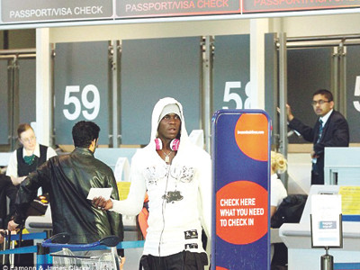 Mario Balotelli xuất hiện ở sân bay Manchester để về nước ngay sau khi bị thay ra ở trận gặp Sunderland. Ảnh: Mailonline.com