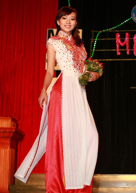 Tà áo dài duyên dáng của nữ sinh ĐH Giao thông vận tải