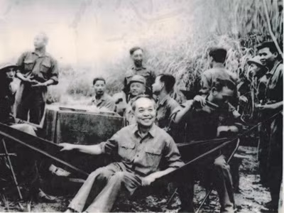 Đại tướng Võ Nguyên Giáp vào chiến trường miền Nam. Ảnh chụp ông đang ngồi tại suối La La nơi tiểu đội Bùi Ngọc Đủ . Một thắng 20