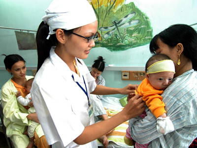 Tiêm chủng mở rộng. Ảnh: Hồng Vĩnh