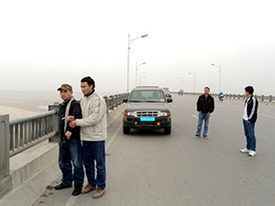 Trương Mạnh Quân đang chỉ nơi vứt xác nạn nhân.. Trương Mạnh Quân đang chỉ nơi vứt xác nạn nhân.