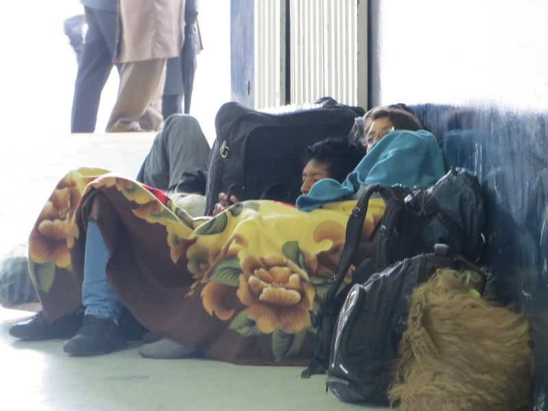 Và phải ngủ hành lang