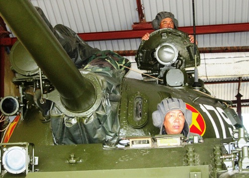 Cơ động xe tăng ra trận địa chiến đấu