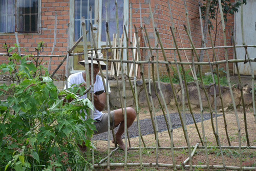 Ông Minh gia cố cổng chắc hơn. Ông Minh gia cố cổng chắc hơn